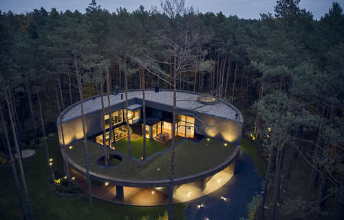 Circle Wood House okrągły dom w środku lasu